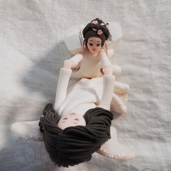Kneeded Angel's "Mother and Daughter" Figurine: Caucasian, both with dark hair. - Picture 8 of 11